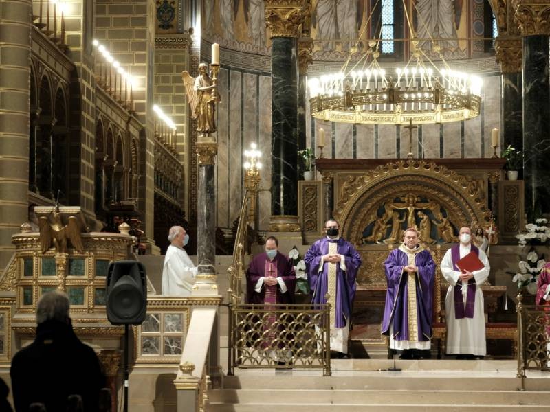 Elhunyt püspökök miséje (2).JPG